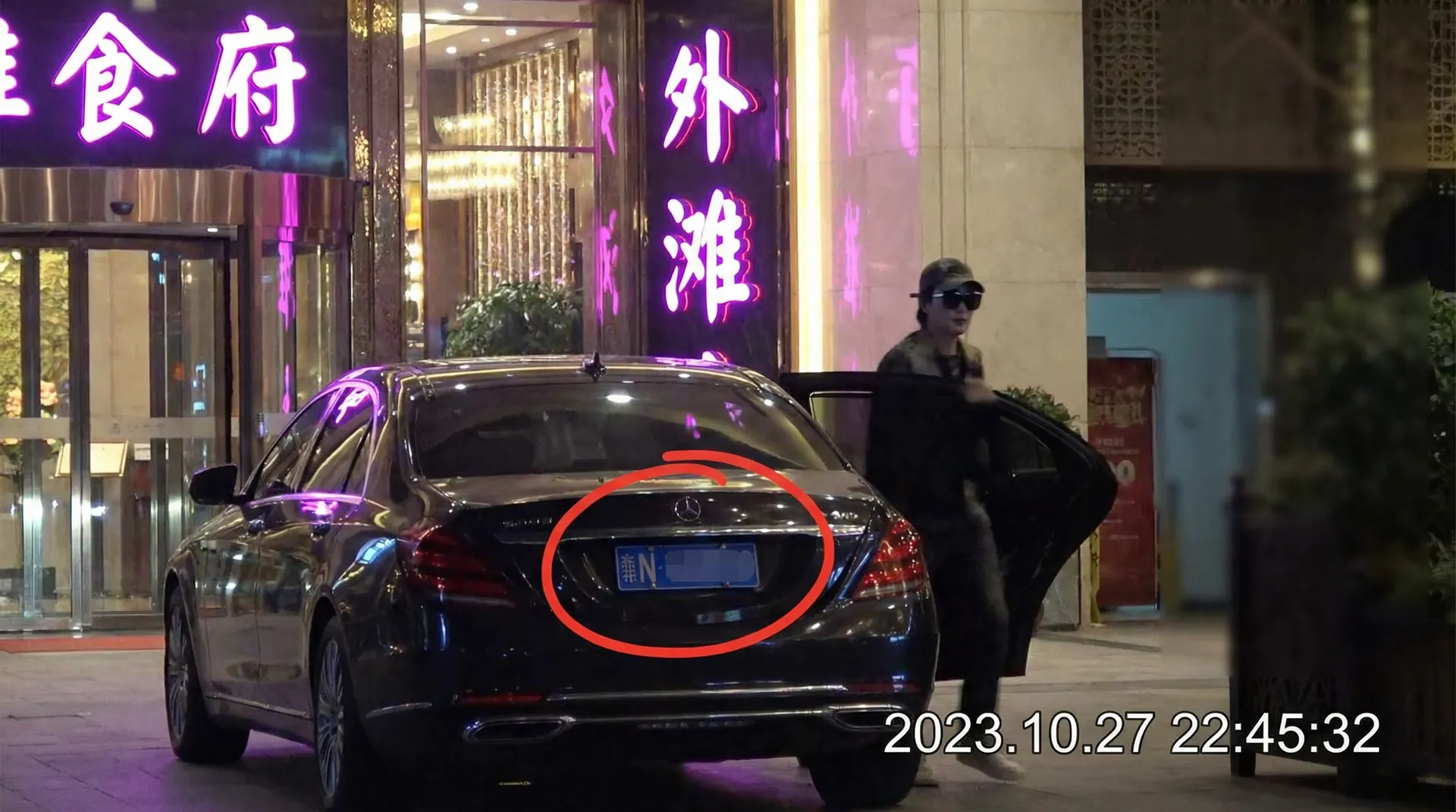边打电话 - 边打电话官方网站 | 深度揭秘短视频边打电话大全 - 某明星深夜现身高档餐厅被拍